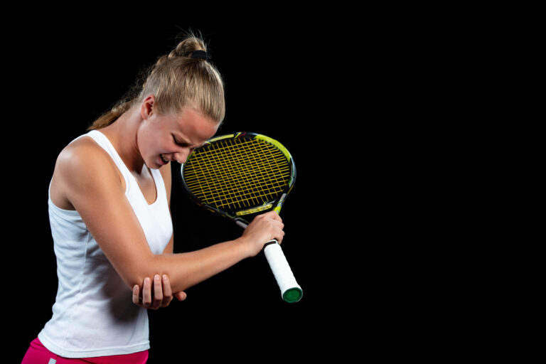 tennis woman player with injury holding the racket on a tennis court